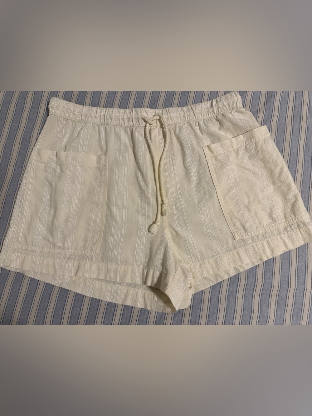 Universal Thread Cream Drawstring Patch-Pocket Shorts.Waist 34”+stretch/inseam3”